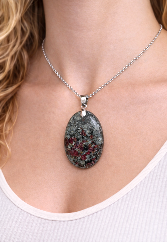 CIONDOLO IN EUDIALITE