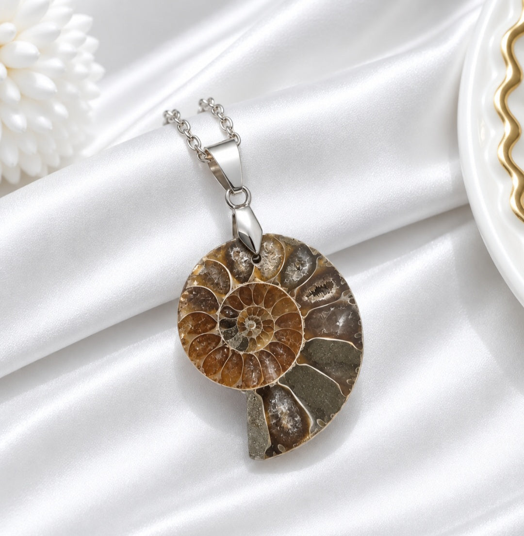 CIONDOLO IN AMMONITE FOSSILE OPALESCENTE