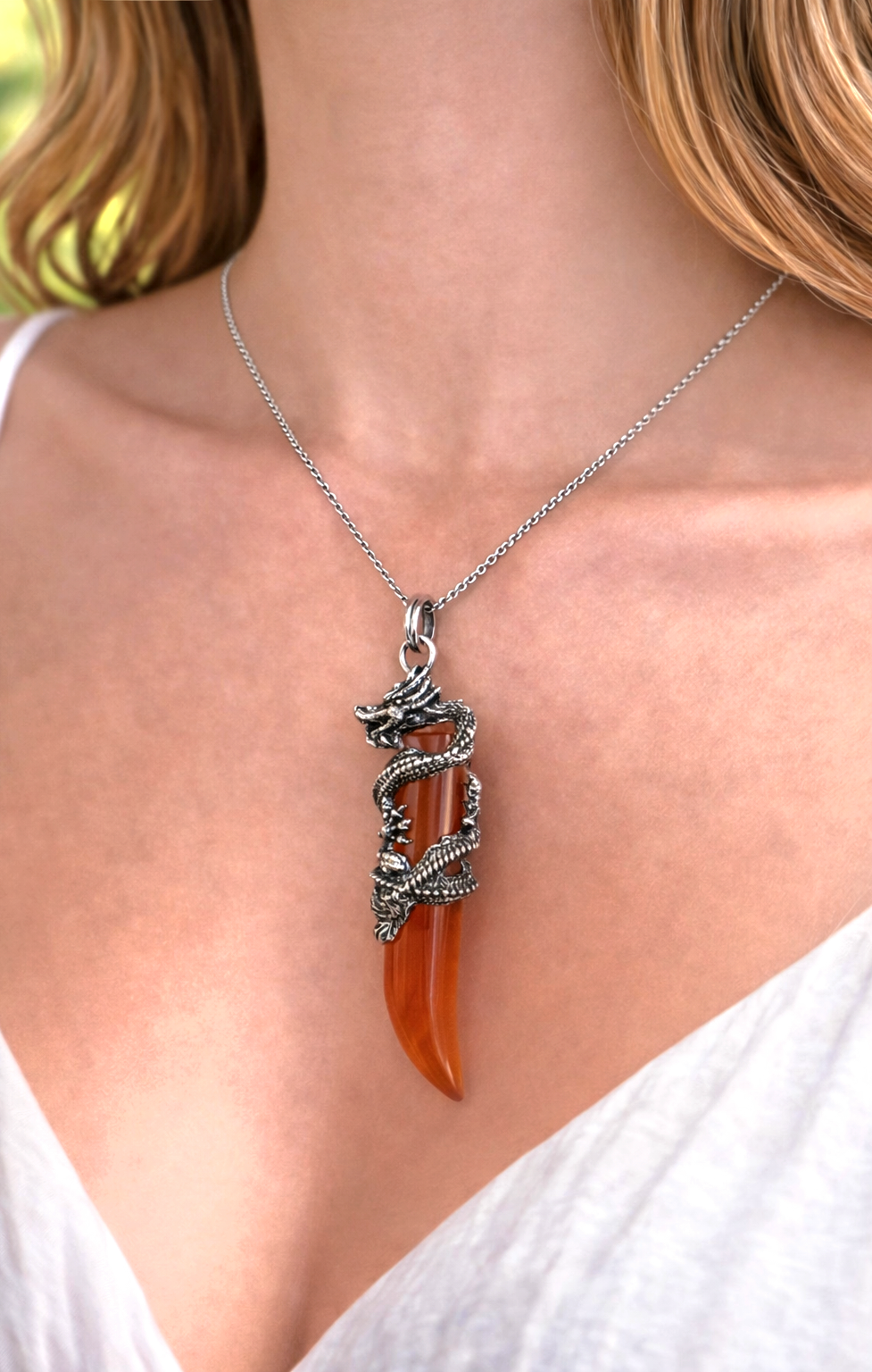 CIONDOLO DENTE DI DRAGO IN CORNIOLA