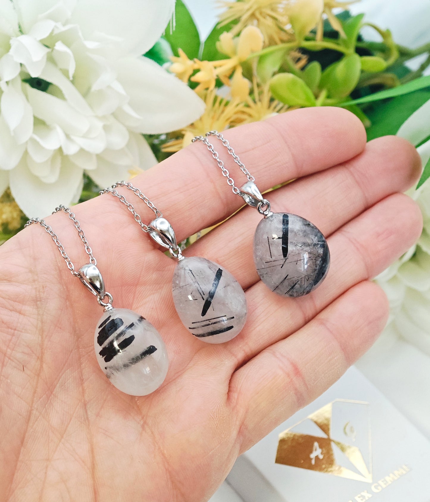 CIONDOLO IN QUARZO TORMALINATO